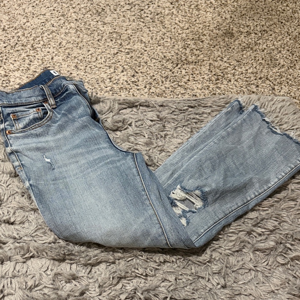 Women’s Light Blue Straight Leg Jeans with Distressed Knee